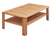 Rechteckiger Couchtisch aus hellem Holz mit zusätzlicher Ablagefläche, seitliche Perspektive