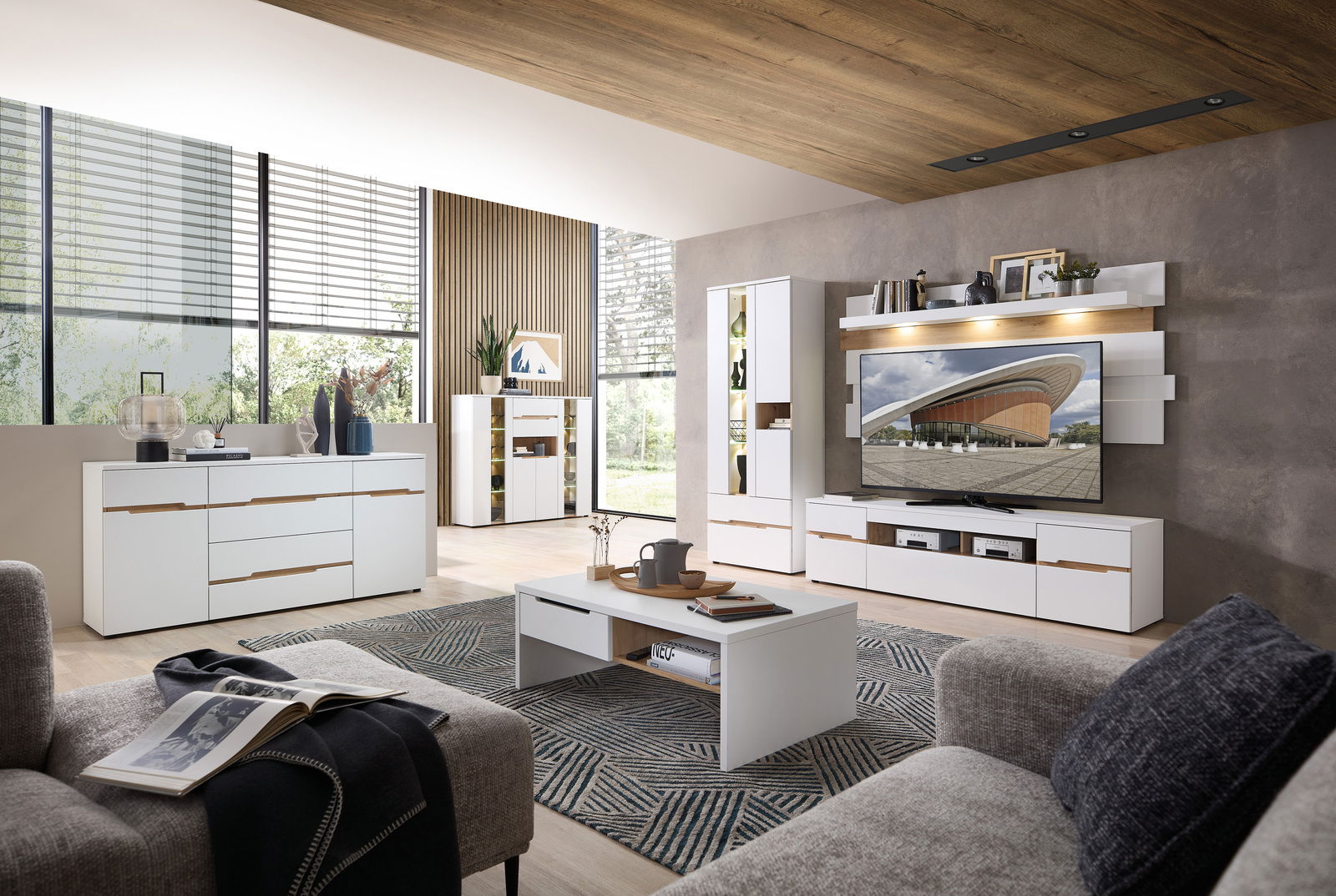 Moderne Wohnwand in einem stilvollen Wohnzimmer mit weißem und holzfarbenem Design, aus der Perspektive eines gemütlichen Wohnbereichs mit Sofa und Couchtisch.