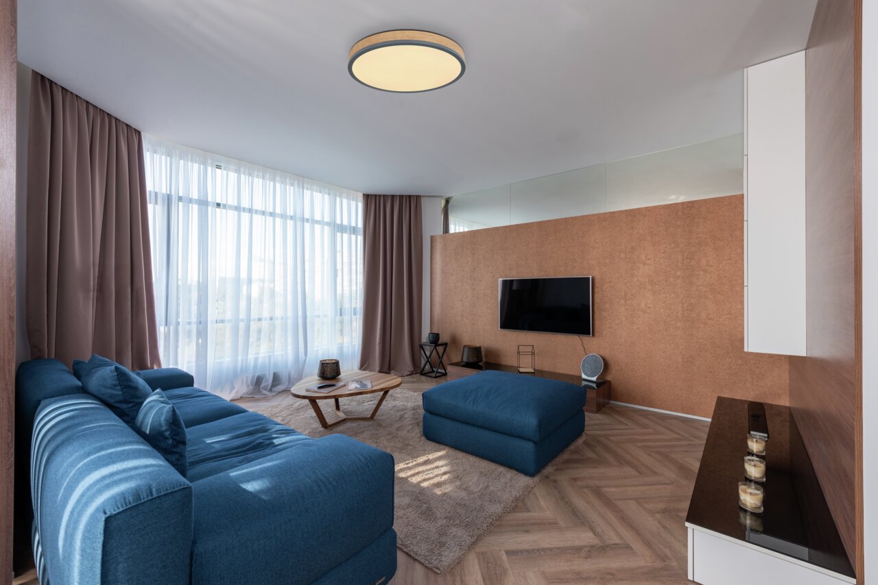 Moderne Deckenleuchte DORO in einem stilvollen Wohnzimmer, von unten betrachtet.