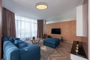 Moderne Deckenleuchte DORO in einem stilvollen Wohnzimmer, von unten betrachtet.