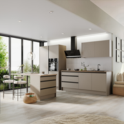 Moderne Küche in neutralen Tönen mit Küchenblock, ohne Elektrogeräte, aus der Perspektive eines offenen Wohnraums mit großen Fenstern und viel natürlichem Licht.