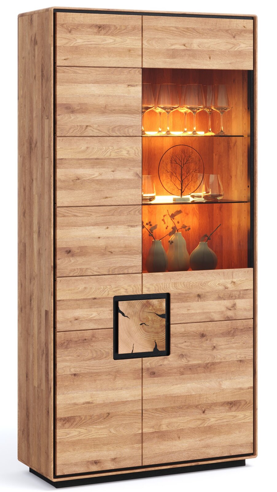 Landscape Combinatievitrine II BRIXEN Hoge houten vitrinekast in eikenlook met een gedeeltelijk glazen, warm verlichte vitrine en zwarte accenten, aan de voorkant licht schuin van links gefotografeerd