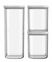 Drei transparente Vorratsbehälter mit weißen Deckeln, frontal betrachtet.