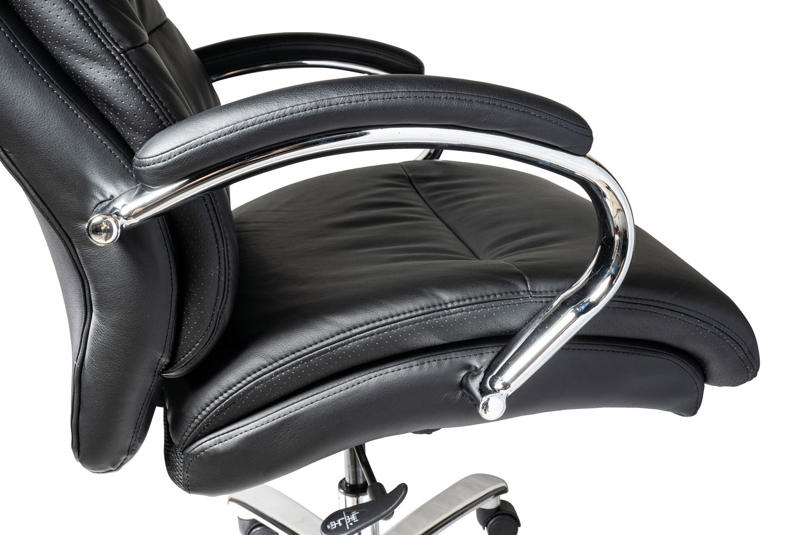 Nahaufnahme eines schwarzen Chefsessels mit gepolsterten Armlehnen und verchromten Details, seitliche Perspektive