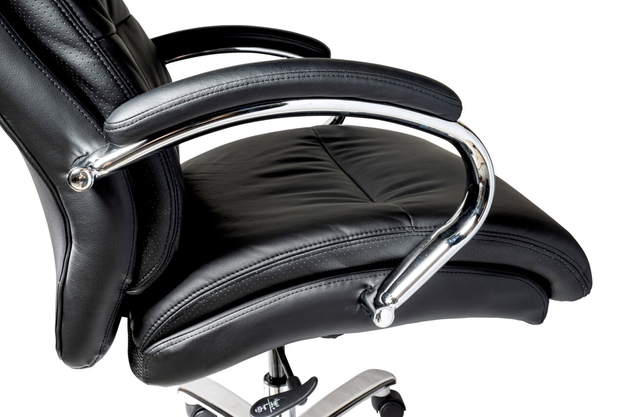 Nahaufnahme eines schwarzen Chefsessels mit gepolsterten Armlehnen und verchromten Details, seitliche Perspektive