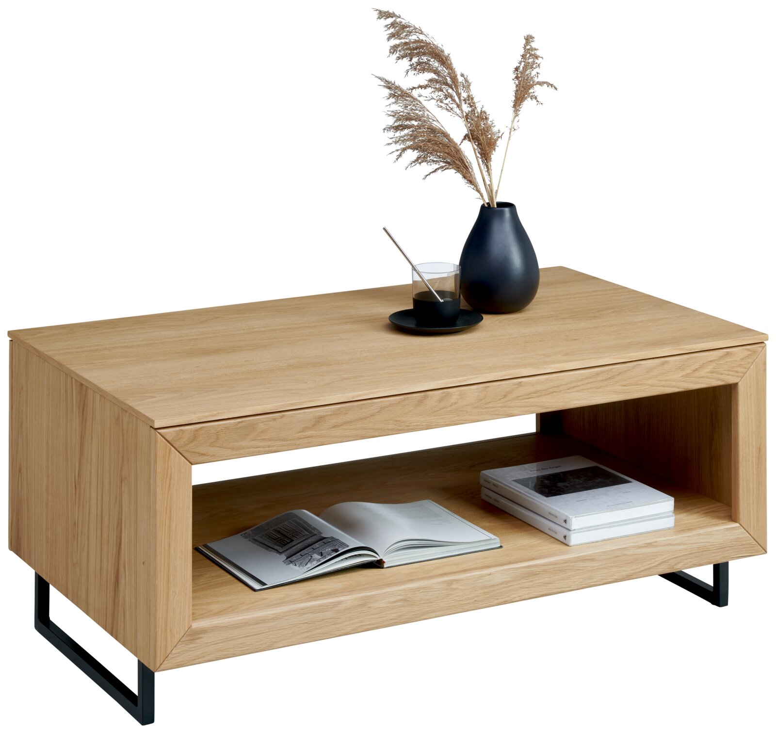 Z2 Salontafel EDGE Moderne rechthoekige salontafel van licht eikenhout met open opbergvak en zwart metalen onderstel, gefotografeerd in schuin vooraanzicht van bovenaf; bovenop staan een vaas met drooggras en een glas op een schoteltje, onderin liggen boeken.