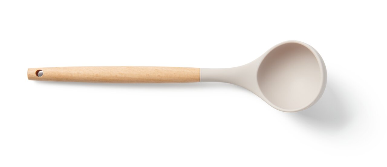 Helle Kelle mit Holzgriff, seitliche Ansicht