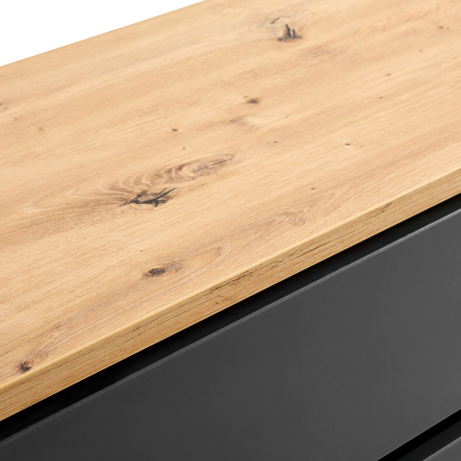 Nahaufnahme einer Kommode mit einer Holzoberfläche und einem schwarzen Korpus, Perspektive von oben.