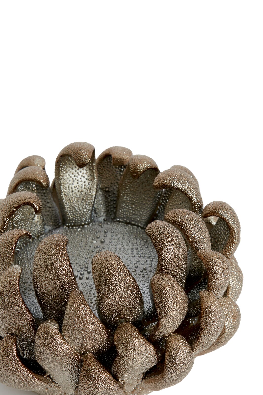 Light&Living Teelichthalter 7,50cm SERINA Nahaufnahme eines kunstvoll gestalteten Teelichthalters in Blütenform mit metallischer Oberfläche und strukturierter Textur, von oben betrachtet.
