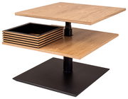 Moderner Couchtisch mit zwei übereinanderliegenden Holzplatten und einem schwarzen Metallfuß, seitliche Perspektive.