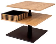 Moderner Couchtisch mit zwei übereinanderliegenden Holzplatten und einem schwarzen Metallfuß, seitliche Perspektive.