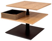 Moderne salontafel met twee boven elkaar geplaatste houten bladen en een zwart metalen onderstel, gezien vanaf de zijkant.