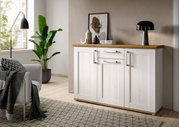 Weiße Kommode mit Holzplatte in einem modernen Wohnzimmer, seitliche Perspektive
