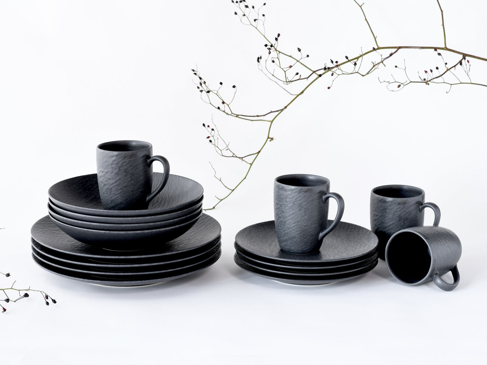 Creatable Kaffeebecher 6-tlg SCHIEFER Schwarzes, matt strukturiertes Geschirr- und Tassen-Set aus Keramik mit gestapelten Tellern/Schalen und mehreren Bechern auf weißem Hintergrund, frontal aus leicht erhöhter Perspektive