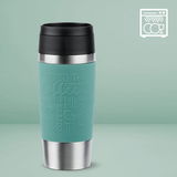 Thermobecher mit schwarzem Deckel und türkisfarbener Hülle, geprägt mit Kaffeeworten, aus Edelstahl, Vorderansicht