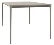 Moderner quadratischer Gartentisch aus Metall in seitlicher Perspektive