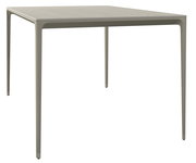 Moderner quadratischer Gartentisch aus Metall in seitlicher Perspektive