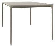 Moderner quadratischer Gartentisch aus Metall in seitlicher Perspektive