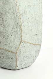 Nahaufnahme eines eckigen, strukturierten Topfes aus Betonmaterial, seitliche Perspektive