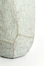 Nahaufnahme eines eckigen, strukturierten Topfes aus Betonmaterial, seitliche Perspektive