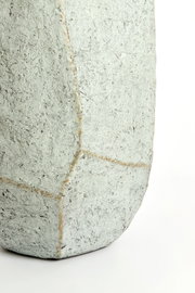 Nahaufnahme eines eckigen, strukturierten Topfes aus Betonmaterial, seitliche Perspektive