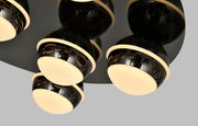 Moderne LED-Deckenleuchte mit mehreren kugelförmigen, schwarz glänzenden Lampenschirmen und warmweißen Lichtquellen, seitliche Perspektive.