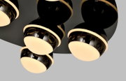 Moderne led-plafondlamp met meerdere bolvormige, glanzend zwarte lampenkappen en warmwitte lichtbronnen, gezien vanaf de zijkant.