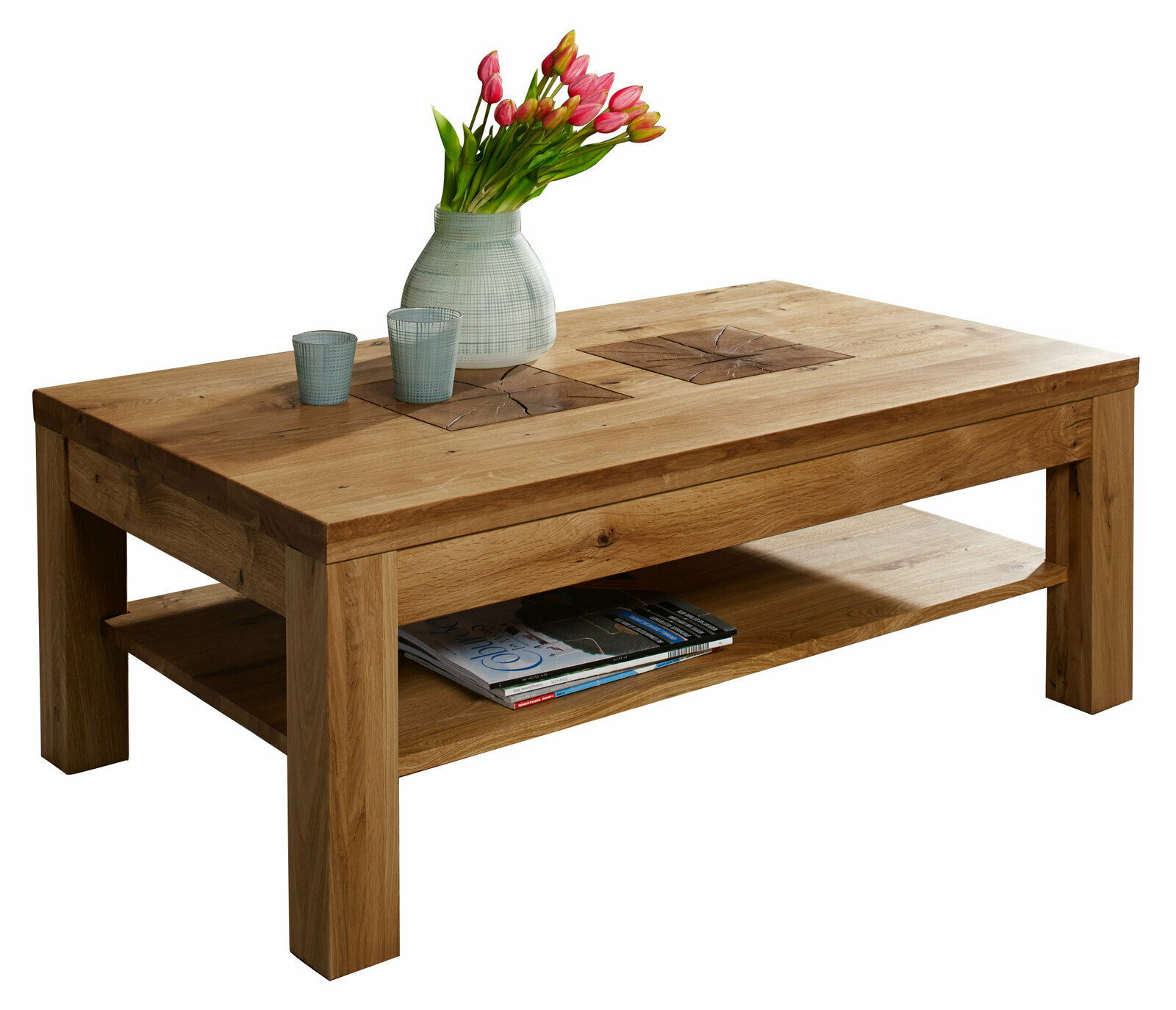 Holz-Couchtisch mit quadratischen Intarsien, Vase mit Tulpen und zwei Gläsern, seitliche Perspektive