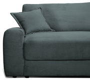 Großes Sofa in dunkelgrauem Cordstoff, seitliche Perspektive mit Kissen auf der linken Armlehne.