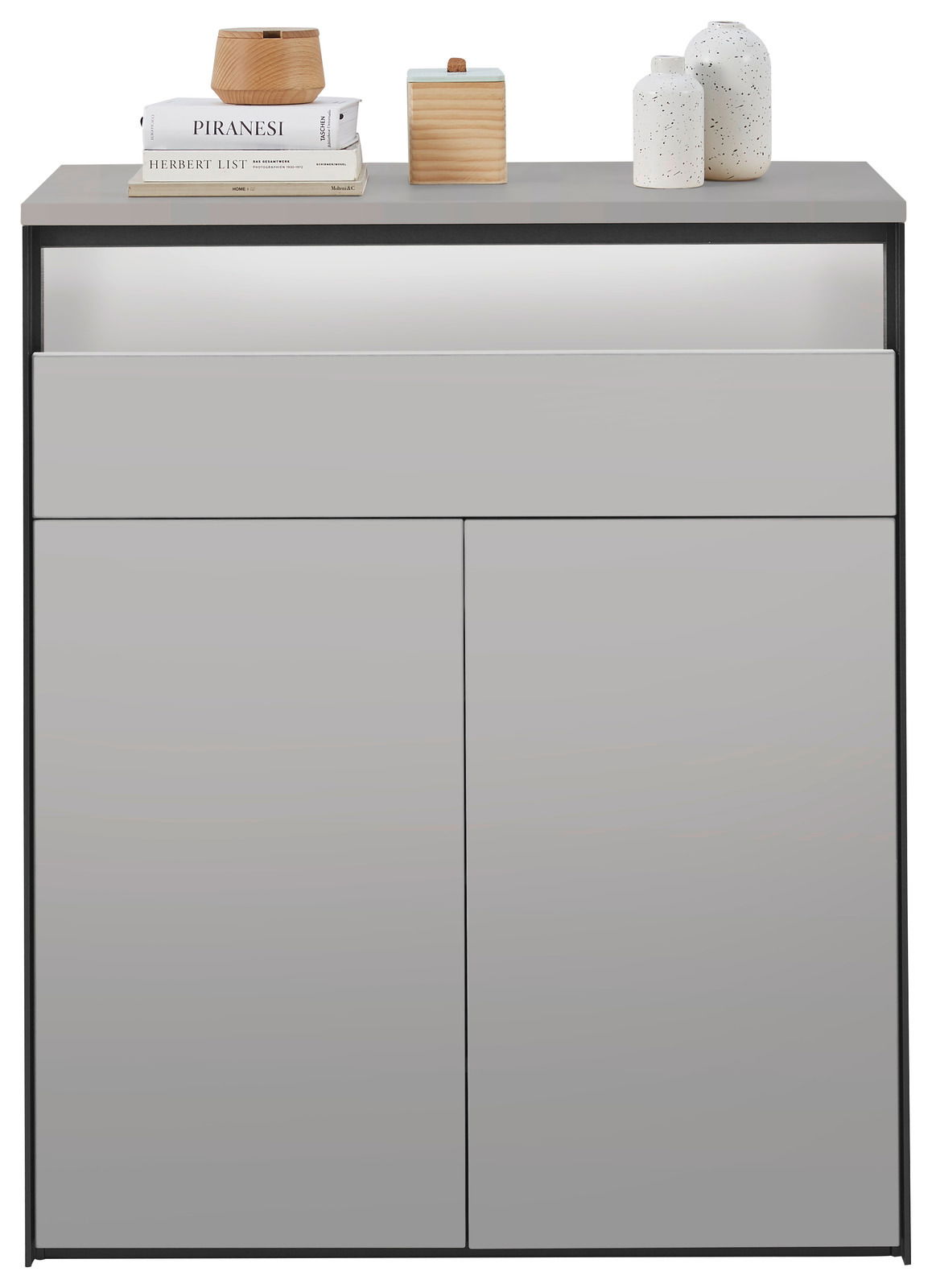 Moderner Schuhschrank in grauer Farbe mit zwei Türen und einer Schublade, dekoriert mit Büchern und Vasen, Frontalansicht