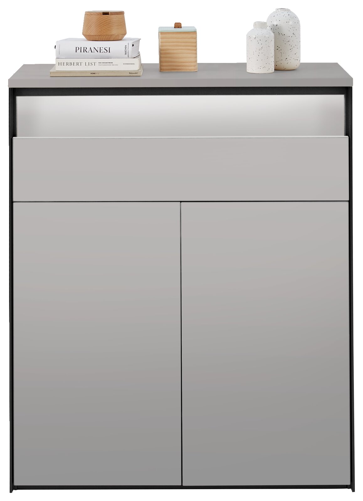 Moderne schoenenkast in grijze kleur met twee deuren en een lade, versierd met boeken en vazen, vooraanzicht