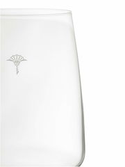 Nahaufnahme eines Weißweinglases mit dezentem Logo, seitliche Perspektive.