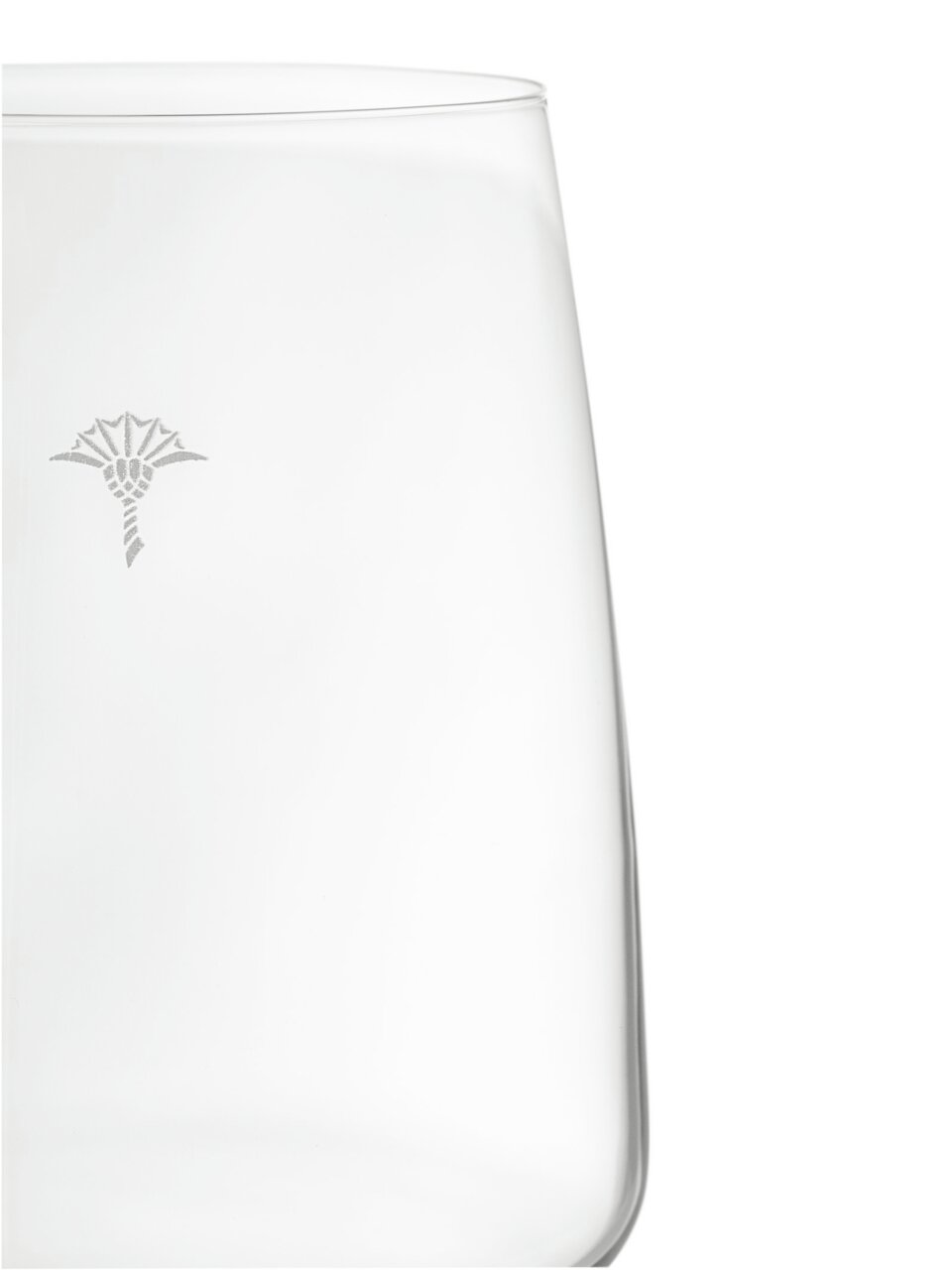 Nahaufnahme eines Weißweinglases mit dezentem Logo, seitliche Perspektive.