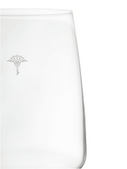 Nahaufnahme eines Weißweinglases mit dezentem Logo, seitliche Perspektive.