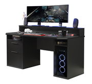 Moderner schwarzer Schreibtisch mit zwei Monitoren, Tastatur, Maus und Lautsprechern, seitliche Perspektive