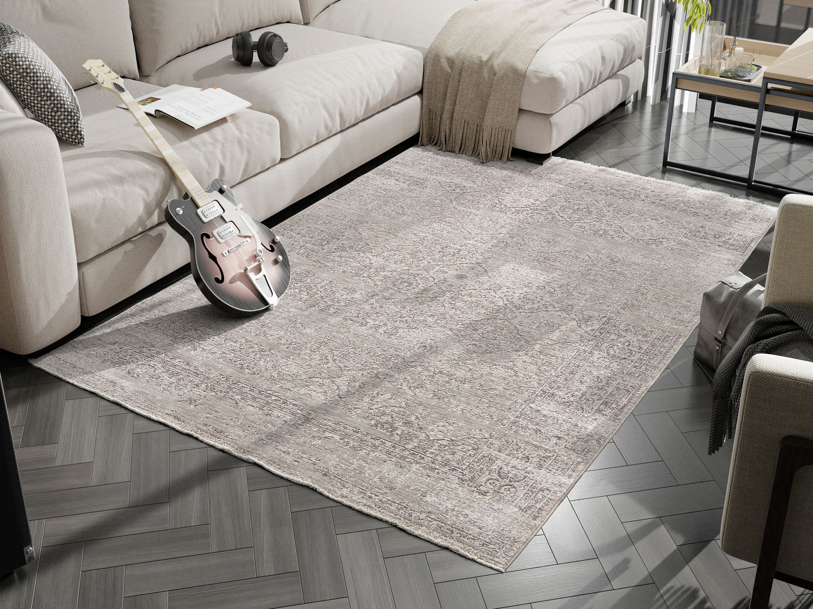 Designer Teppich in einem modernen Wohnzimmer, fotografiert aus einer leicht erhöhten Perspektive. Der Teppich hat ein dezentes Muster in Grautönen und liegt auf einem dunklen Holzboden. Im Hintergrund sind ein Sofa, ein Tisch und eine Gitarre zu sehen.