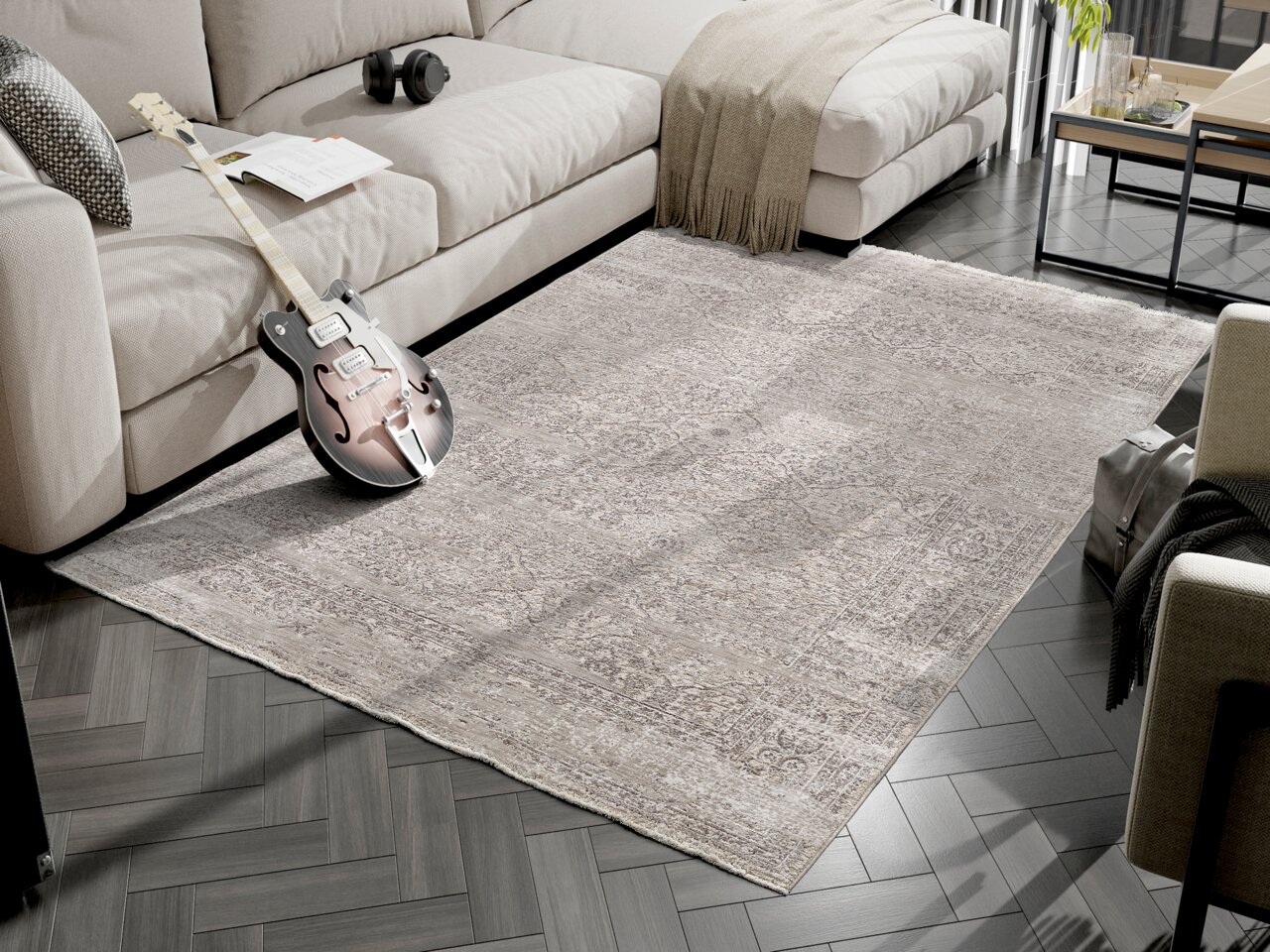 Designer Teppich in einem modernen Wohnzimmer, fotografiert aus einer leicht erhöhten Perspektive. Der Teppich hat ein dezentes Muster in Grautönen und liegt auf einem dunklen Holzboden. Im Hintergrund sind ein Sofa, ein Tisch und eine Gitarre zu sehen.