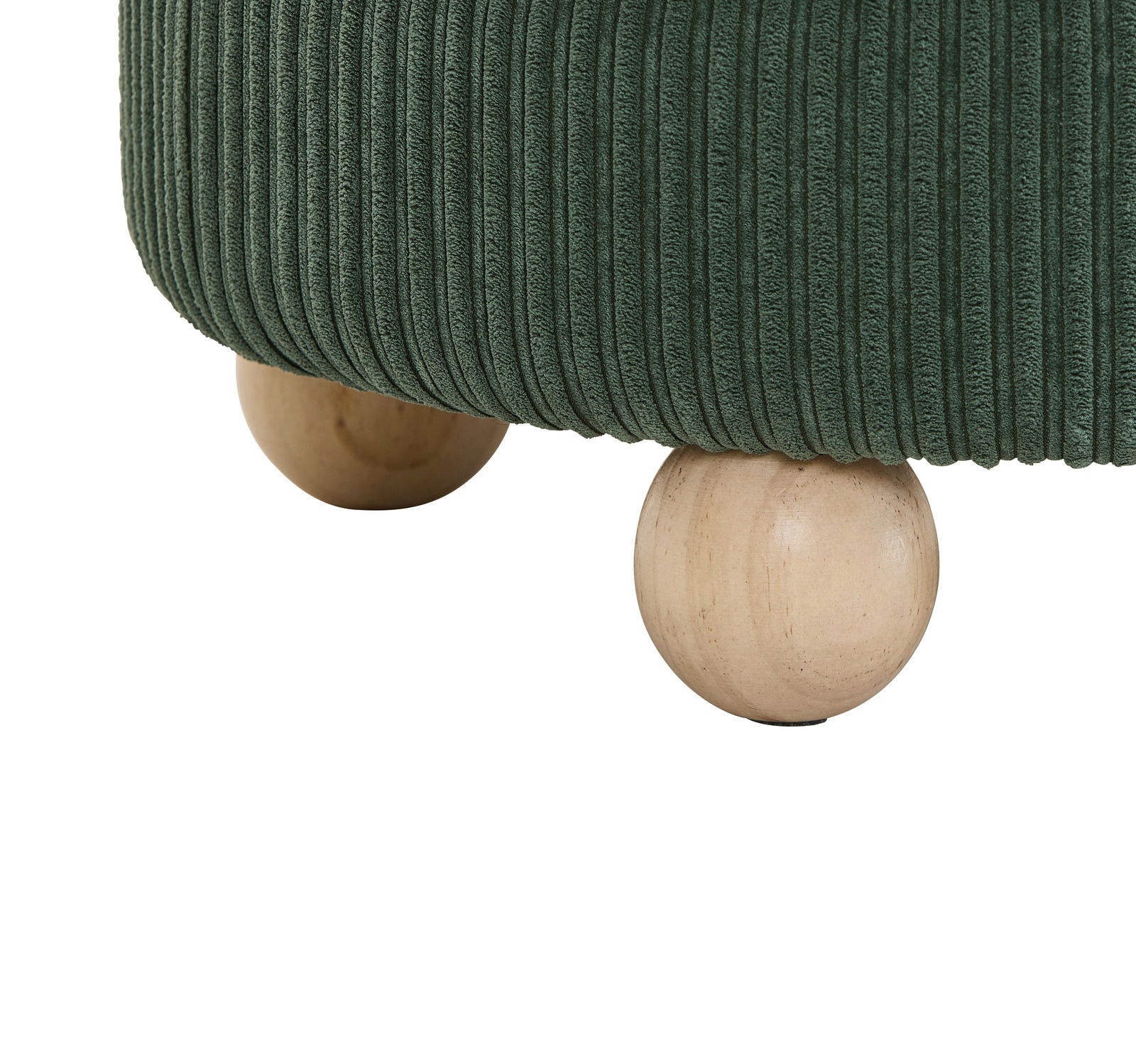 Nahaufnahme eines grünen Hockers mit geripptem Stoffbezug und runden Holzfüßen, seitliche Perspektive