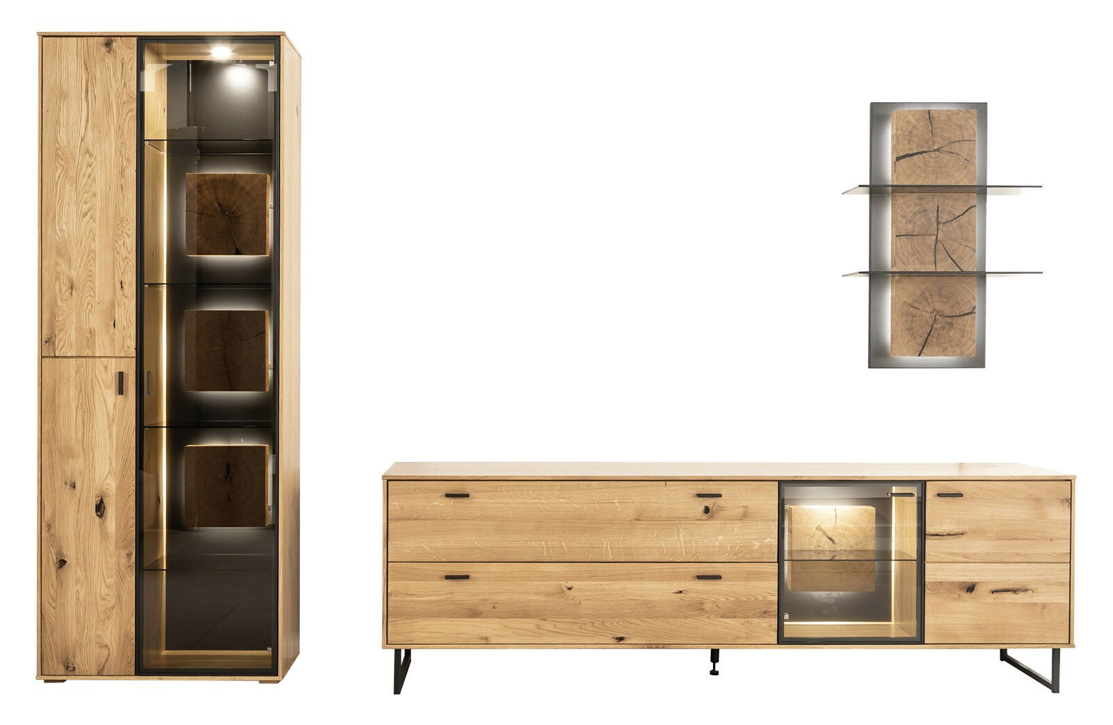 Frontale Ansicht einer modernen Wandkombination aus Holz mit Vitrine, Sideboard und Wandregal, beleuchtet und mit Glasfronten.