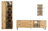Frontale Ansicht einer modernen Wandkombination aus Holz mit Vitrine, Sideboard und Wandregal, beleuchtet und mit Glasfronten.
