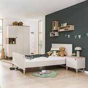 Kinderzimmer mit moderner Nachtkonsole, seitliche Perspektive, neben einem Bett mit Kuscheltieren und einer Lampe.