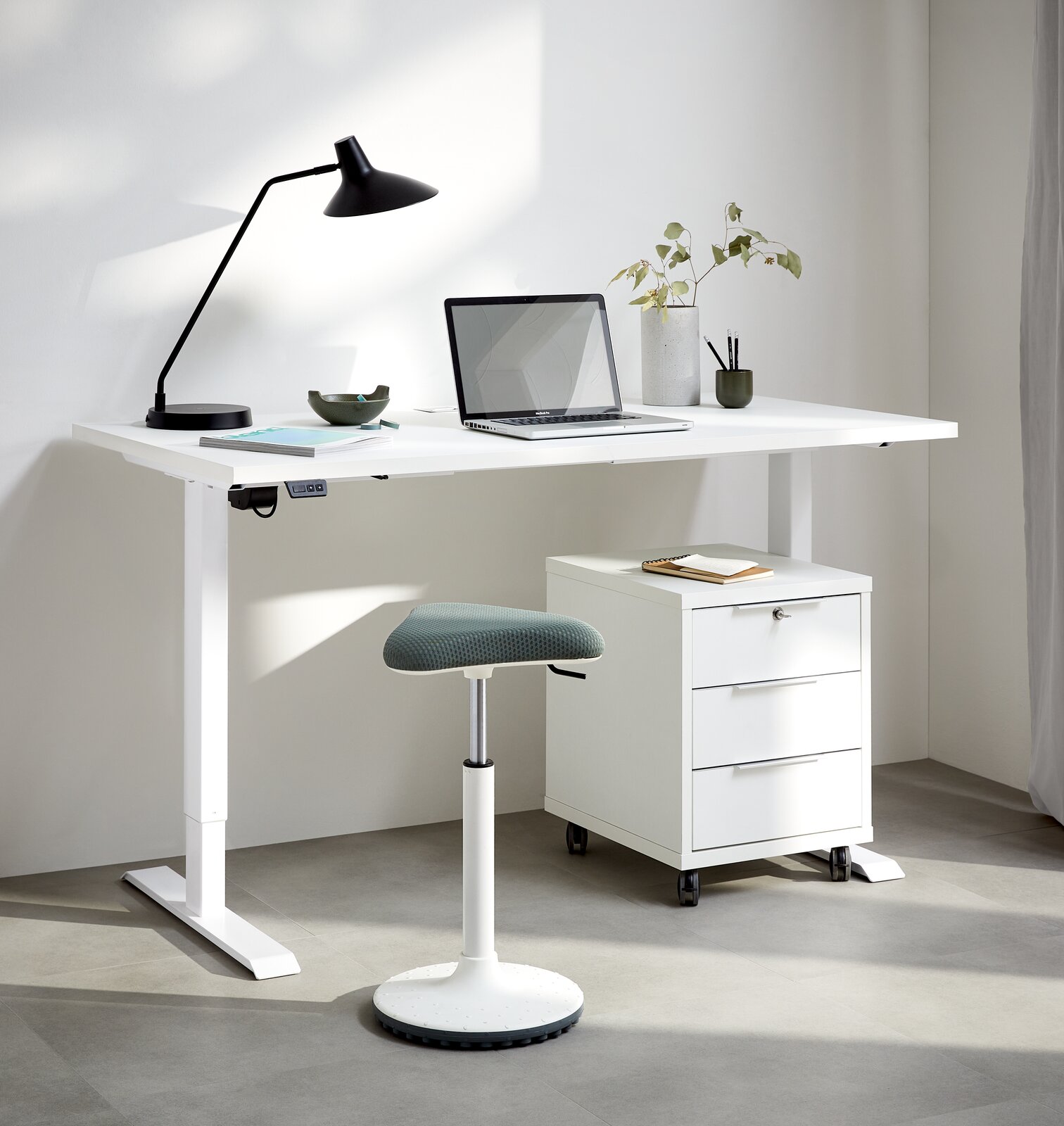 Moderner Schwinghocker in einem hellen Büro, seitliche Perspektive