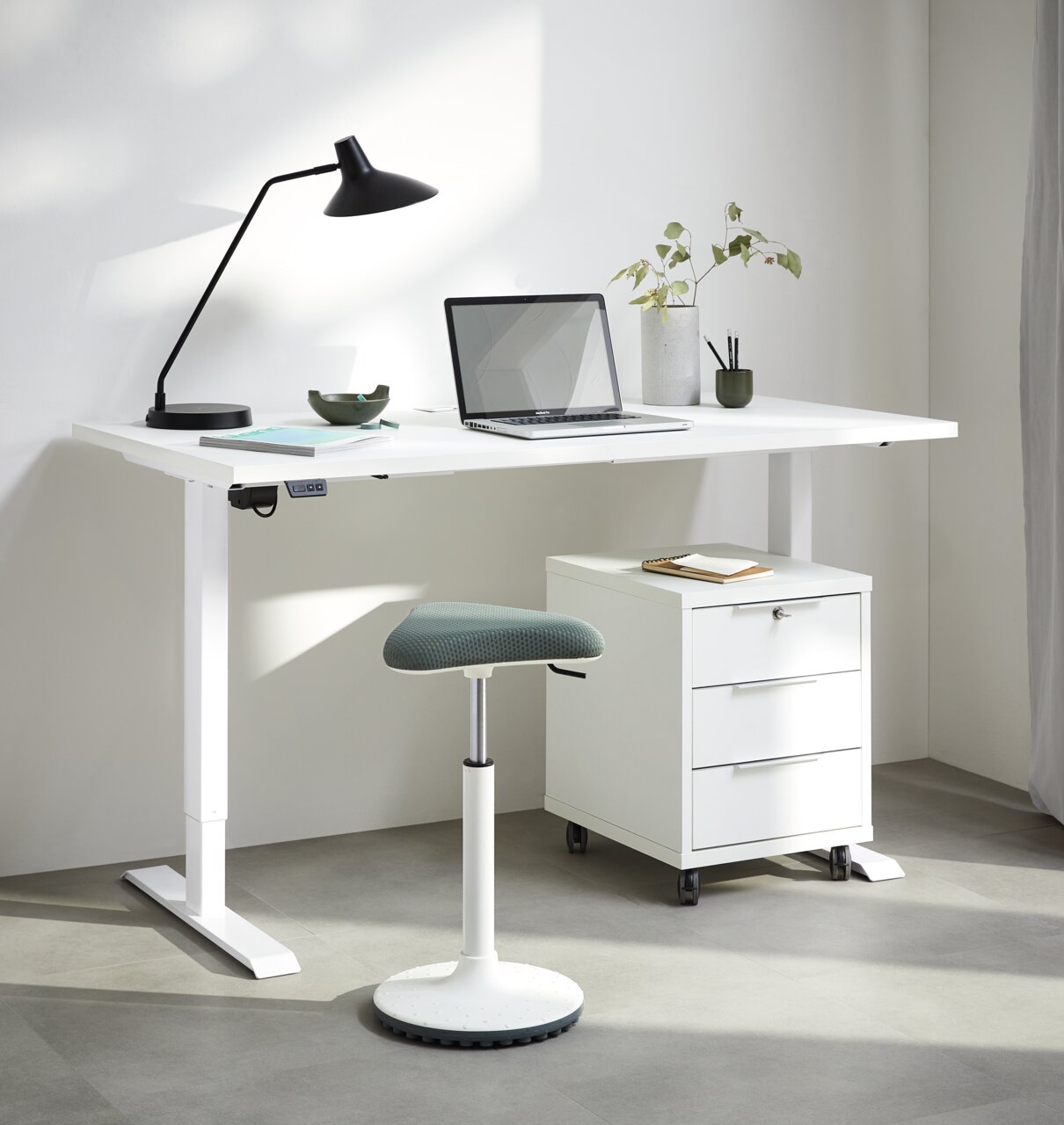 Sitness Schwinghocker / Stehhilfe UP3 Moderner Schwinghocker in einem hellen Büro, seitliche Perspektive