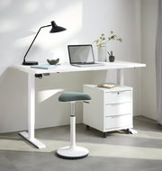 Moderner Schwinghocker in einem hellen Büro, seitliche Perspektive