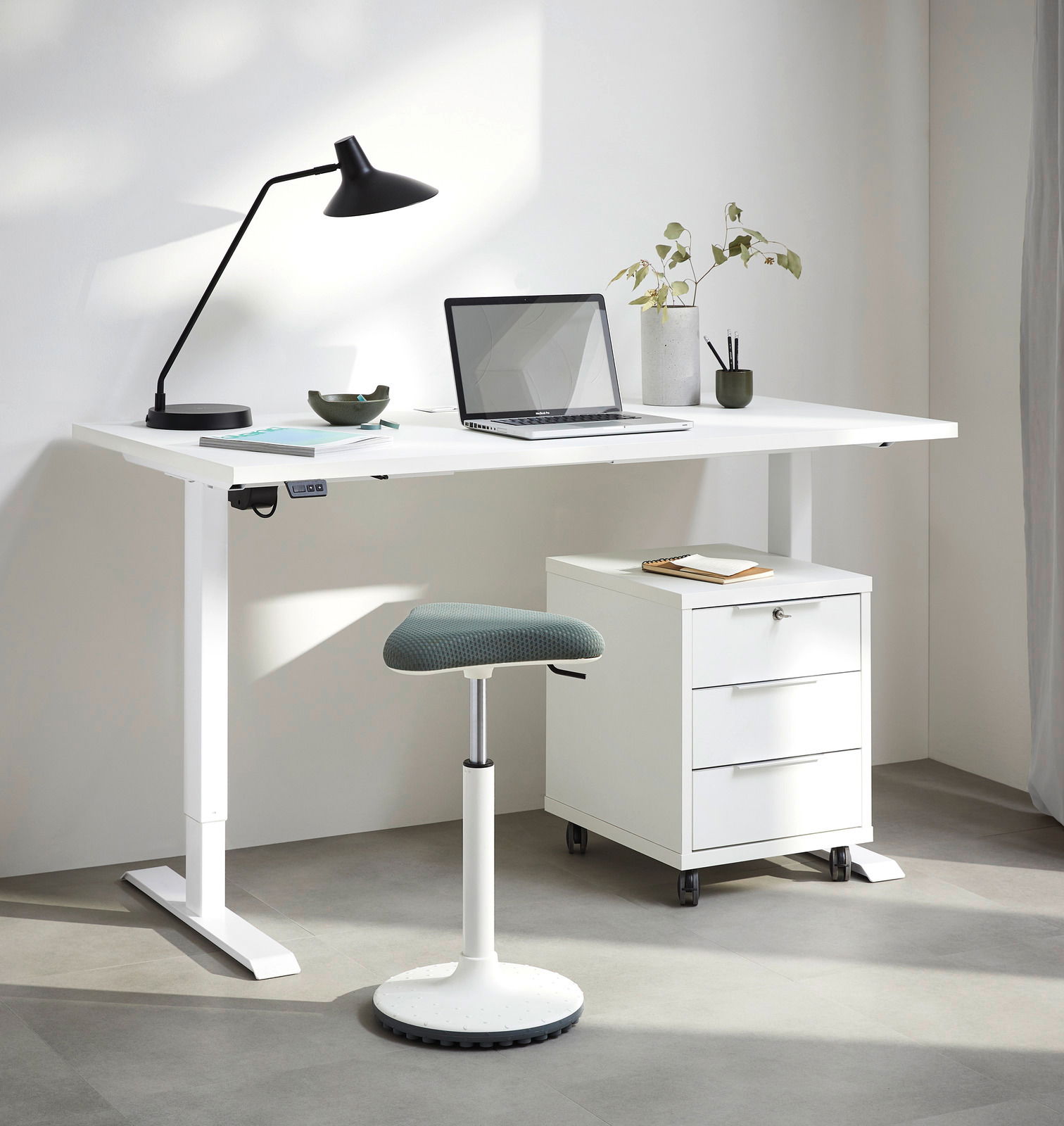 Sitness Schwinghocker / Stehhilfe UP3 Moderner Schwinghocker in einem hellen Büro, seitliche Perspektive