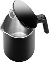 Schwarzer Wasserkocher mit 1,5 Liter Fassungsvermögen, geöffneter Deckel, seitliche Perspektive