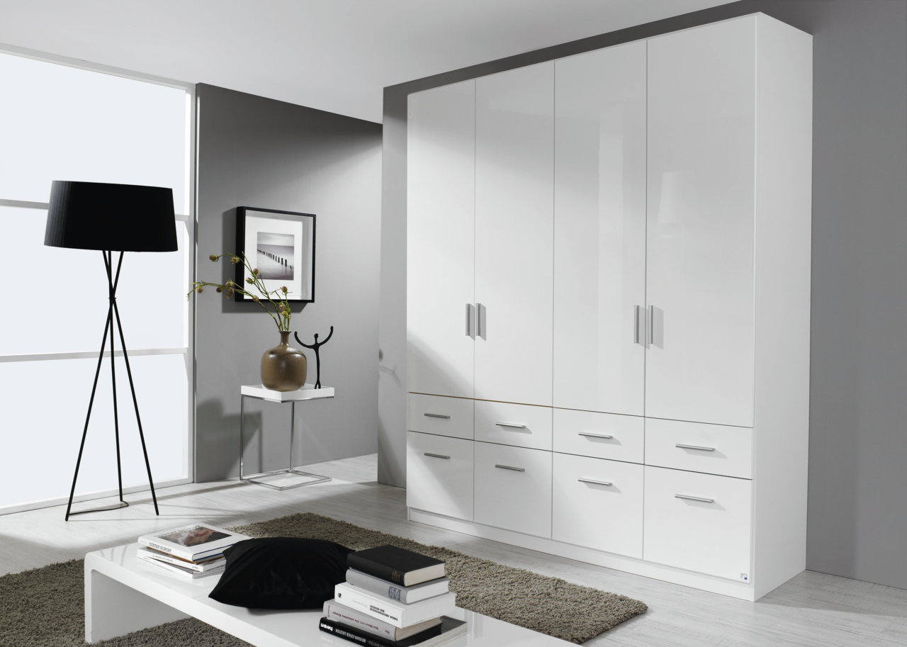 Moderner weißer Drehtürenschrank mit mehreren Türen und Schubladen, seitliche Perspektive im stilvollen Wohnzimmer.