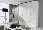 Moderner weißer Drehtürenschrank mit mehreren Türen und Schubladen, seitliche Perspektive im stilvollen Wohnzimmer.