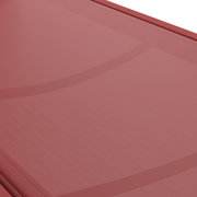 Nahaufnahme einer roten Sonnenliege aus seitlicher Perspektive