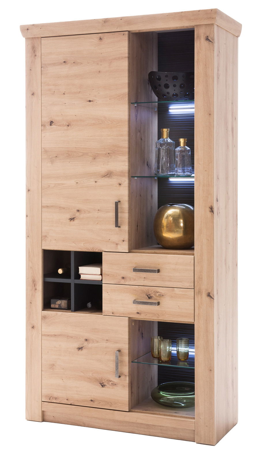 Holzvitrine mit Glaseinsätzen, dekoriert mit Gläsern und einer goldenen Vase, aus frontaler Perspektive.